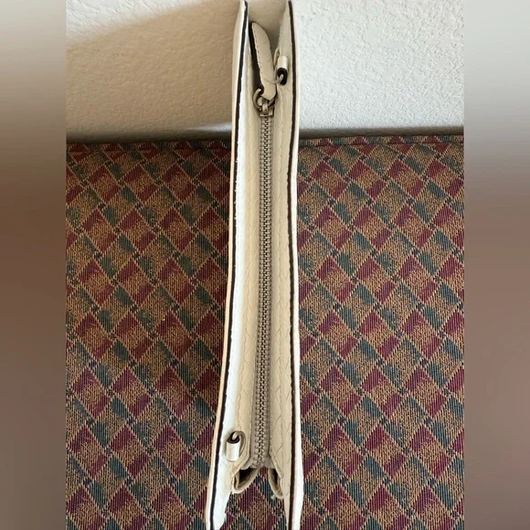 FIRENZE Italian White Quilted Leather Clutch. Made in Italy - Picture 4 of 4